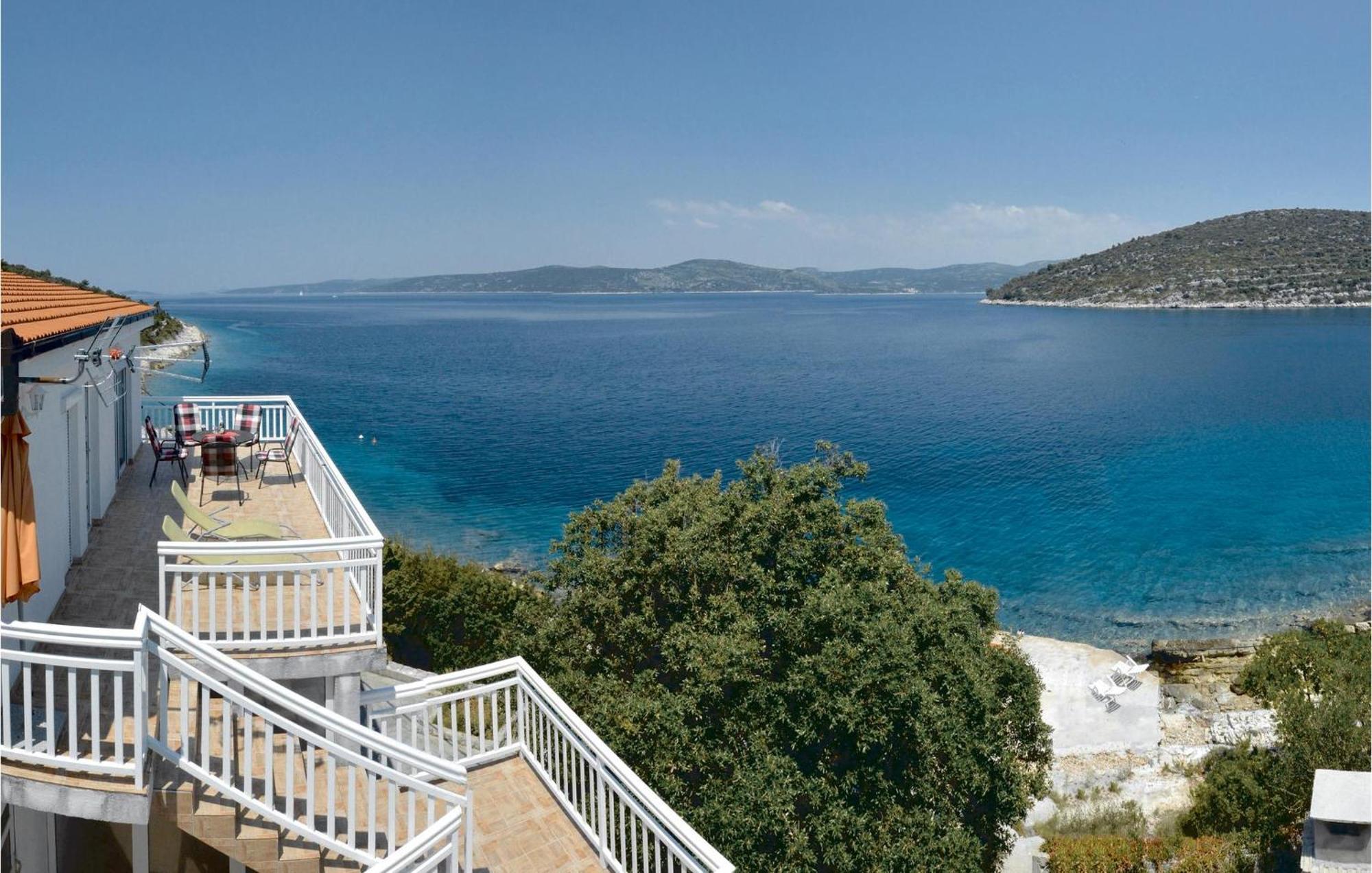 2 Bedroom Awesome Apartment In Drvenik Veliki ภายนอก รูปภาพ