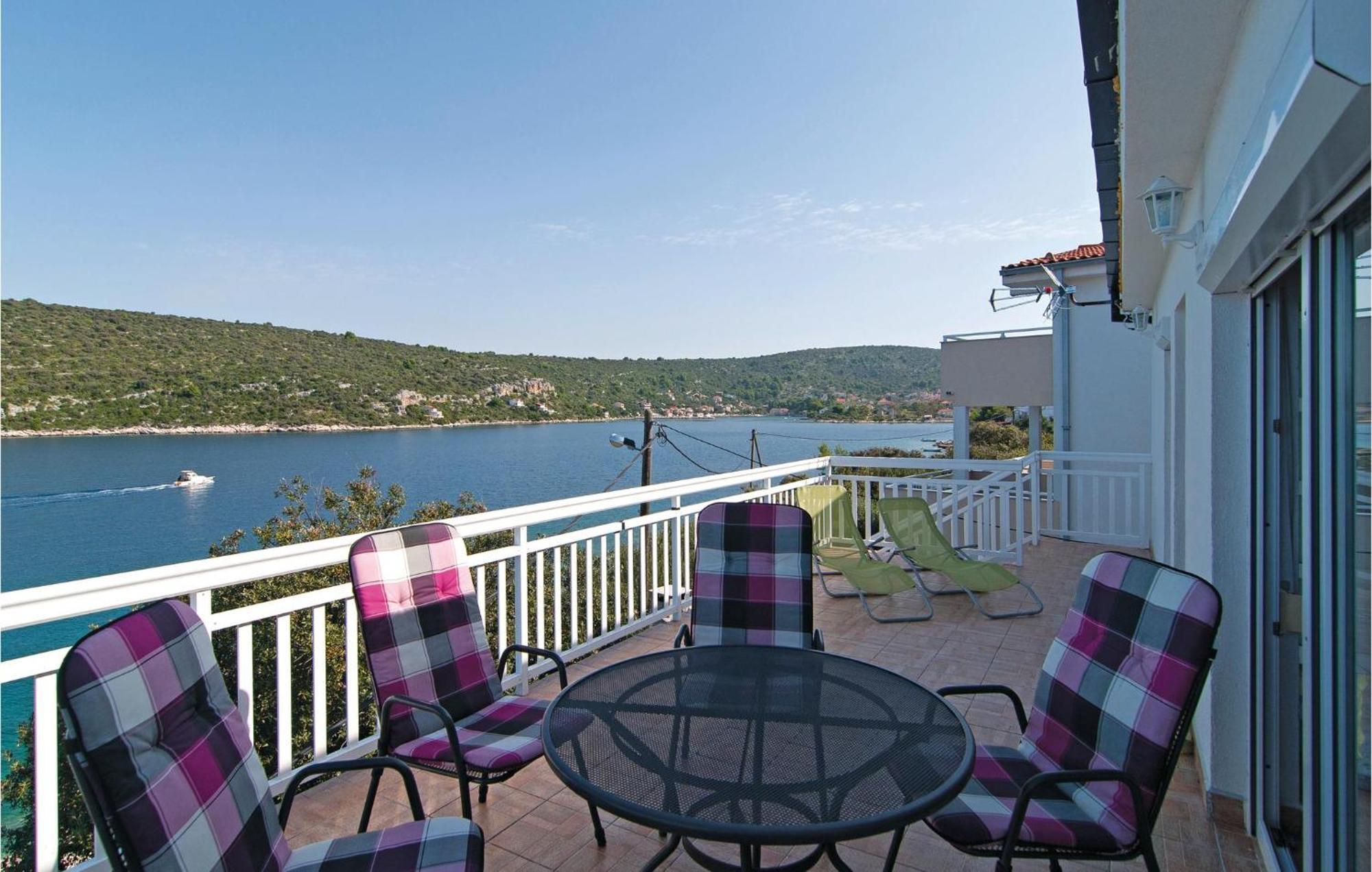 2 Bedroom Awesome Apartment In Drvenik Veliki ภายนอก รูปภาพ