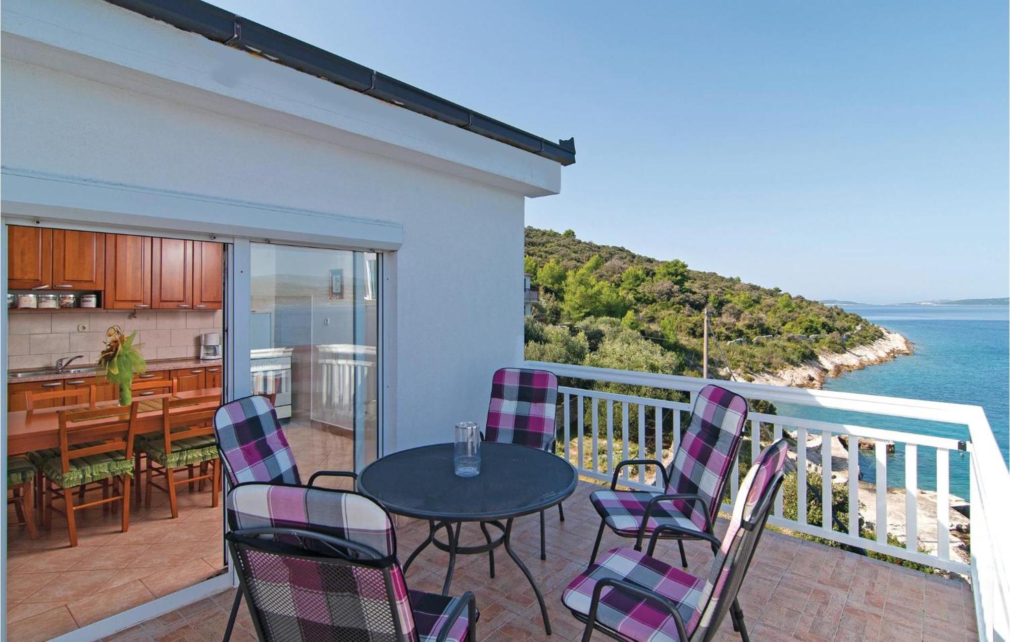 2 Bedroom Awesome Apartment In Drvenik Veliki ภายนอก รูปภาพ